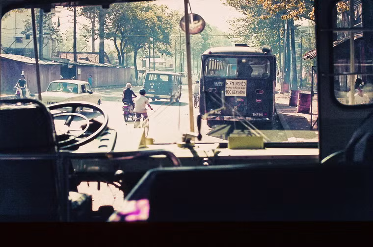 Đường phố Sài Gòn nhìn từ ca-bin một xe khách.