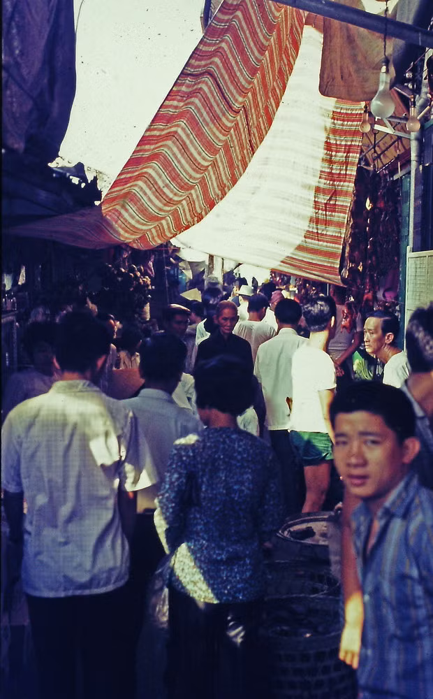 Người đi chợ nêm cứng con đường nhỏ.