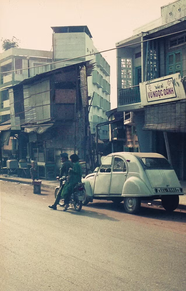 Ngôi nhà tạm xiêu vẹo ở mặt tiền một con phố.