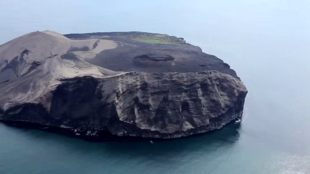 Các nhà khoa học cho rằng, đợt phun trào đã bắt đầu vài ngày trước đó. Điểm phun trào nằm trên bề mặt đáy biển ở độ sâu khoảng 130 dưới mực nước biển.