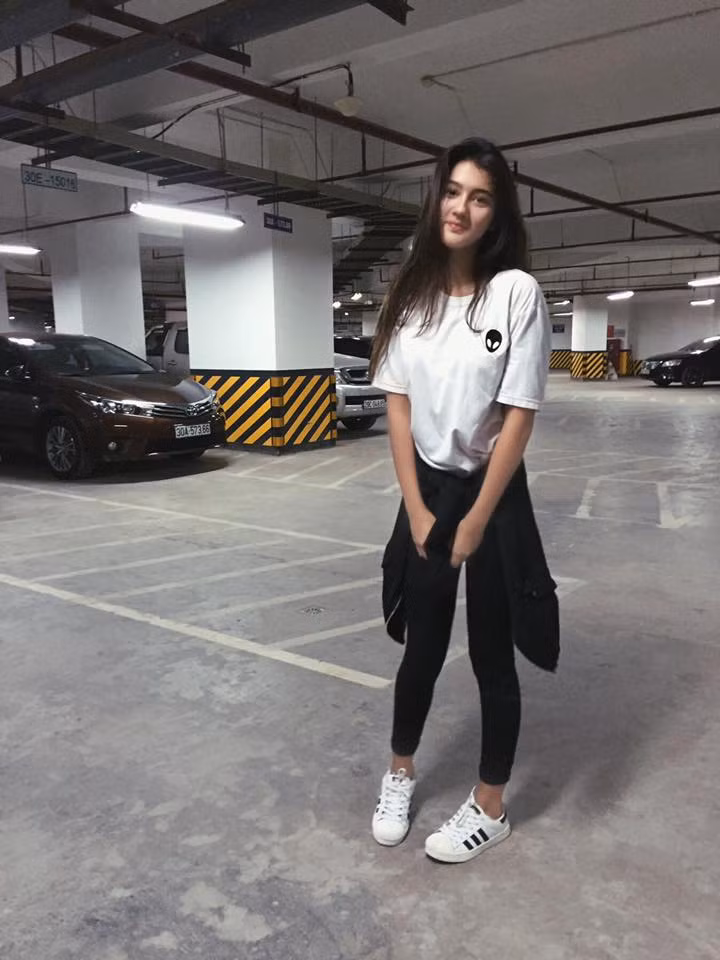 Tính cách vui vẻ, năng động và có phần phóng khoáng của Laura Duyên không chỉ được thể hiện qua cách lựa chọn trang phục mà còn thông qua cả những chia sẻ trên trang cá nhân. Được biết, hot girl lai 15 tuổi có rất nhiều bạn bè là người Việt, bản thân cô bé cũng rất thân thiện, thích kết bạn và yêu mến quê hương Việt Nam. Do một vài lý do cá nhân nên hiện Laura Duyên đã cùng gia đình ra nước ngoài.