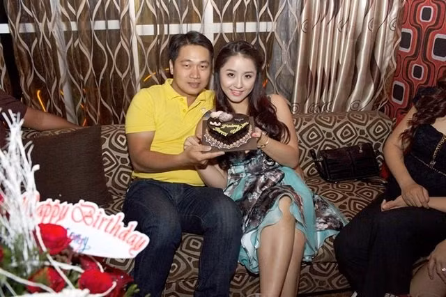 Với những bạn trẻ đang sinh sống tại Đà Nẵng, chị Mai và nickname Mai Bridal đã không còn quá xa lạ. Không chịu an phận, phụ thuộc vào chồng, chị Mai hiện là chủ của một thương hiệu váy cưới kiêm studio chụp ảnh cưới rất có tiếng ở thành phố biển Đà Nẵng. Giàu có, có sự nghiệp riêng và tạo được mức thu nhập trong mơ nhưng cả chị Mai và anh chồng "soái ca" Quang Đông đều cố gắng khiêm tốn nhất có thể.