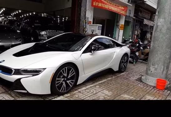 Vài ngày trước, câu chuyện một "soái ca" ở Đà Nẵng, dùng chiếc siêu xe của BMW trị giá khoảng 7 tỉ đồng để làm quà sinh nhật tặng vợ đã khiến cộng đồng mạng Việt xôn xao. Món quà sinh nhật có giá trị quá lớn khiến mọi người đoán ra ngay gia thế và độ giàu có của gia đình anh Quang Đông cùng người vợ của mình. Ngoài công việc, gia thế cũng như sự giàu có của anh Quang Đông thì sau màn tặng quà sinh nhật tiền tỉ gây "bão" mạng vừa qua, dư luận cũng rất quan tâm về những thông tin liên quan đến chị Mai - vợ anh Đông, người được nhận món quà siêu khủng này.
