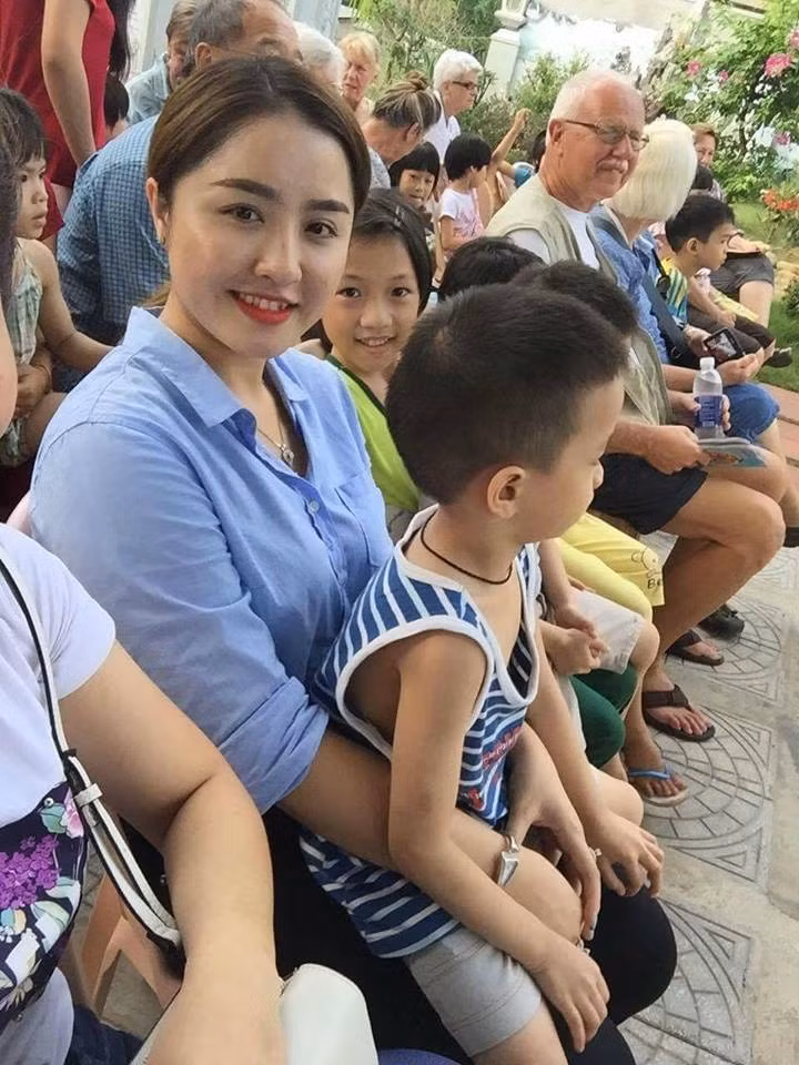 Thời gian rảnh rỗi, "cô vợ hot girl" của anh Quang Đông cũng thu xếp để tham gia các hoạt động từ thiện, thiện nguyện, giúp đỡ nhiều người có hoàn cảnh khó khăn. Nhờ những việc làm này và cuộc sống tốt đẹp hiện tại, chị Mai được xem là mẫu phụ nữ được khá nhiều bạn trẻ nữ giới noi theo và mong muốn bản thân mình trở thành người giống chị.