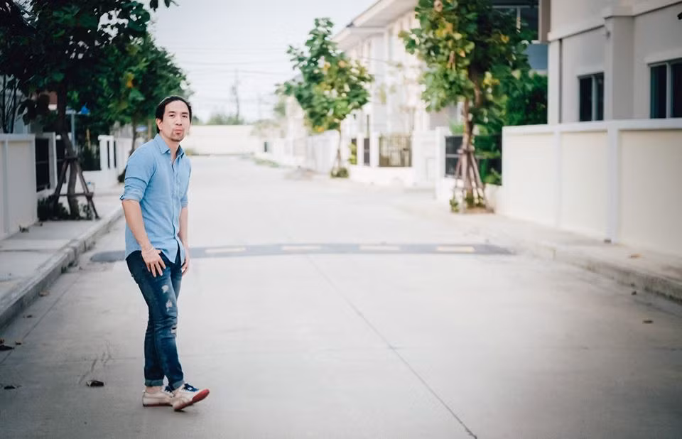 Về lý do chụp ảnh, sếp của Toffie cho hay, vì chàng mẫu của anh rất thích mặc váy như phụ nữ. Lúc làm ở văn phòng cũng mặc như vậy. Thời gian trước, tranh thủ công ty có chuyến đi nghỉ, lúc đi qua vườn hoa hướng dương cả sếp và nhân viên đều thích nên Toffie đã mặc váy nữ sinh Nhật tạo dáng và cho ra đời bộ ảnh bá đạo.