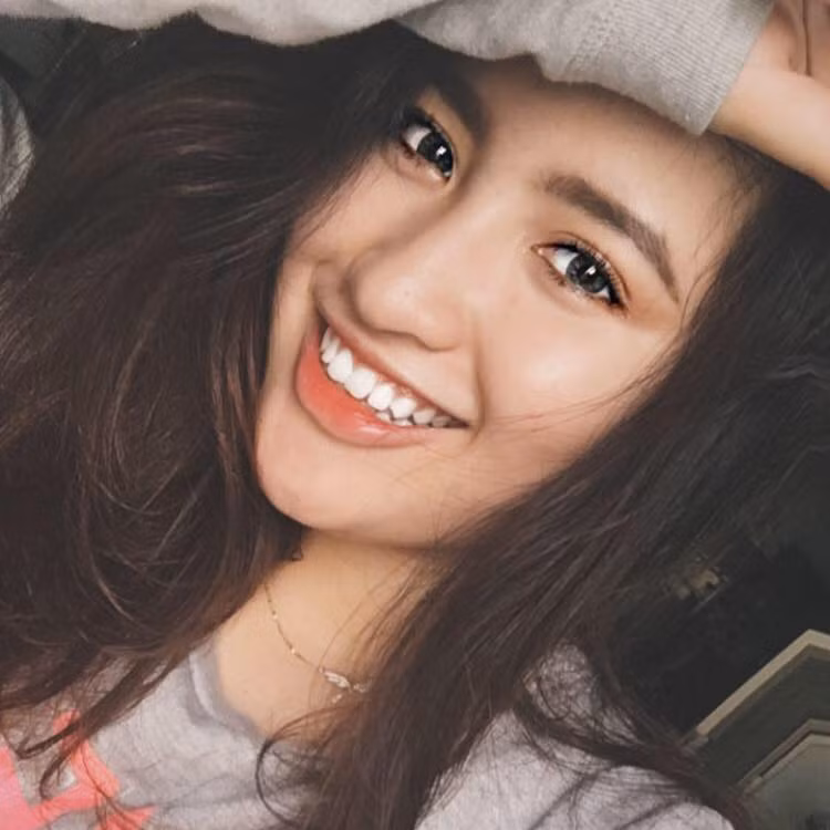 Ngoài đời thường, Bella có người sống khá khép kín, nên khi bất ngờ nổi tiếng trên mạng xã hội làm cho cô bạn vừa mừng lại vừa lo.