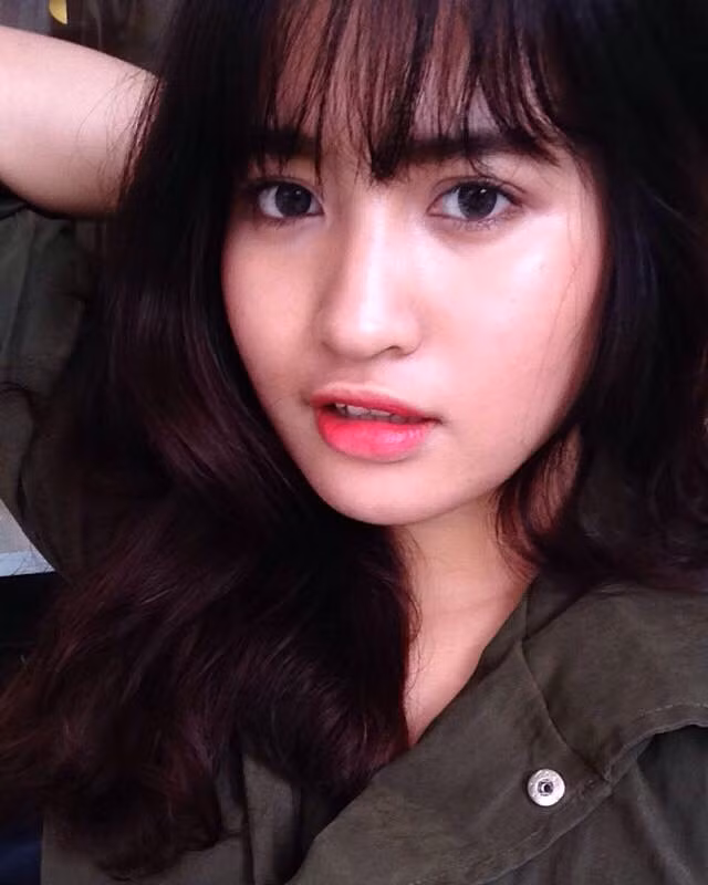 Bella tên thật là Huỳnh Thị Diễm My, sinh ngày 28/08/1997, đang theo học ngành QTKD tại ĐH Lincoln (chi nhánh Hồ Chí Minh). Theo như tìm hiểu, Bella có ông ngoại là người Ấn Độ, cô bạn thừa hưởng dòng máu lai Ấn từ ông và mẹ. Sẵn mang trong mình 2 dòng máu, từ nhỏ Bella đã có thân hình cao to, vượt trội hơn bạn bè cùng trang lứa, điều này tạo lợi thế rất lớn cho Bella khi xuất hiện trước đám đông. 