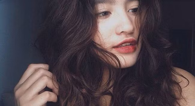 Cô bạn với nickname Bella, sinh năm 1997 hiện đang sống và học tập tại Sài Gòn đang làm cả cộng đồng mạng Việt chao đảo vì khuôn mặt V-line yêu kiều cùng đôi môi dày nũng nịu. Ở Bella có vẻ đẹp hoang dại và cuốn hút khiến người đối diện luôn bị hút theo một cách kỳ lạ.