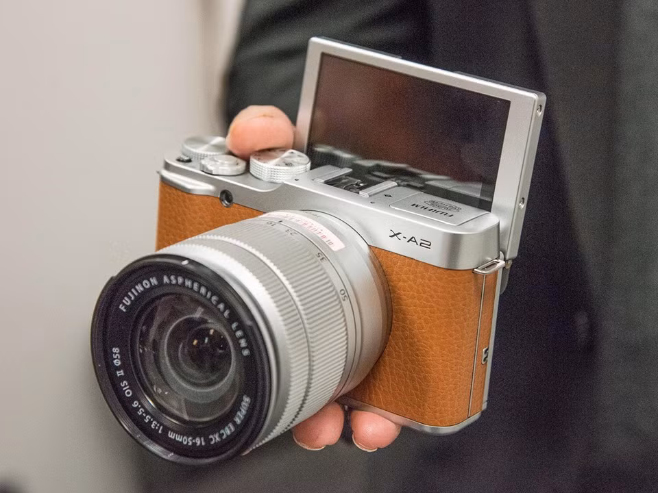 Cô bạn còn rất thích chụp ảnh, máy ảnh cũng là một vật dụng không thể thiếu trong hành trang du lịch của Bella.