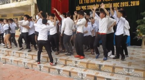 Co tro “quay” tung bung trong le tot nghiep gay dieu tieng-Hinh-2