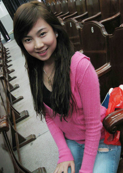 Nhìn lại những bức ảnh chụp cách đây gần 10 năm của Mai Ngọc, có thể thấy nữ BTV xinh đẹp ngày đó có vẻ ngoài rất "hợp thời" với mái tóc dài qua vai kết lọn nhỏ quen thuộc, cùng với phong cách dung hòa giữa "kẹo ngọt" và một chút cá tính, năng động. Khuôn mặt Mai Ngọc dù còn khá nhiều nét non nớt nhưng vẫn rất xinh xắn, ưa nhìn và đặc biệt nổi bật khi trang điểm.