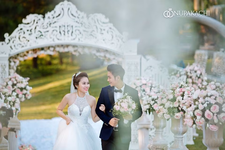 Điều khiến mọi người bất ngờ hơn cả đó là người bạn đời mà Hải Dương lựa chọn lại chính là bà mẹ đơn thân Bích Hằng, vợ cũ của em trai Đăng Khôi. Sau khi đăng đàn, các bức ảnh cưới của đôi uyên ương đã nhận được hàng nghìn lượt thích và chia sẻ của dân mạng. Bên cạnh những lời chúc phúc, không ít bình luận cho rằng Bích Hằng đã quá may mắn khi tìm được hạnh phúc thứ hai của đời mình bên anh chàng trai tân, vừa đẹp trai lại tài giỏi, "đa zi năng" như Hải Dương.