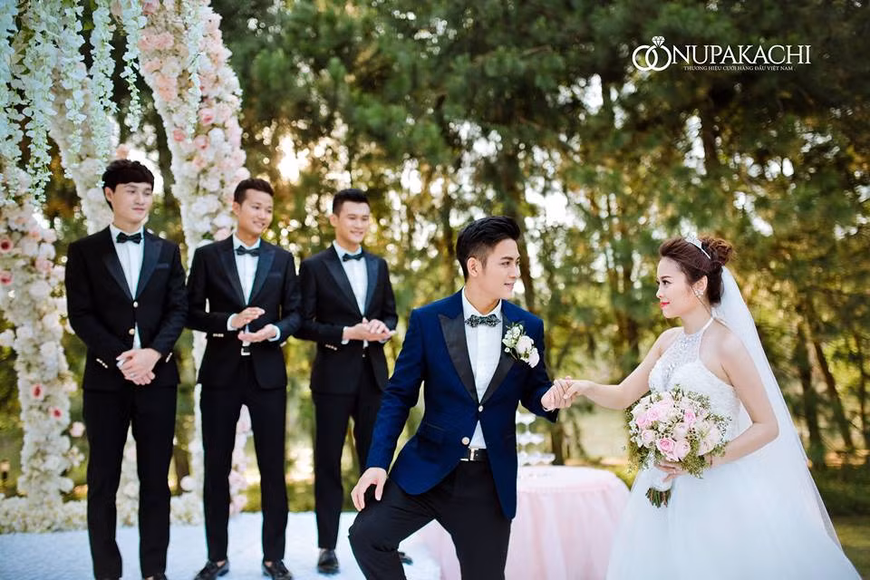 Theo như quan sát, đám cưới của đôi uyên ương được tổ chức ngoài trời trong khung cảnh nhẹ nhàng, lãng mạn tràn ngập hoa tươi. Chú rể đắm đuối nắm tay cô dâu trong tiếng vỗ tay chúc phúc của mọi người.