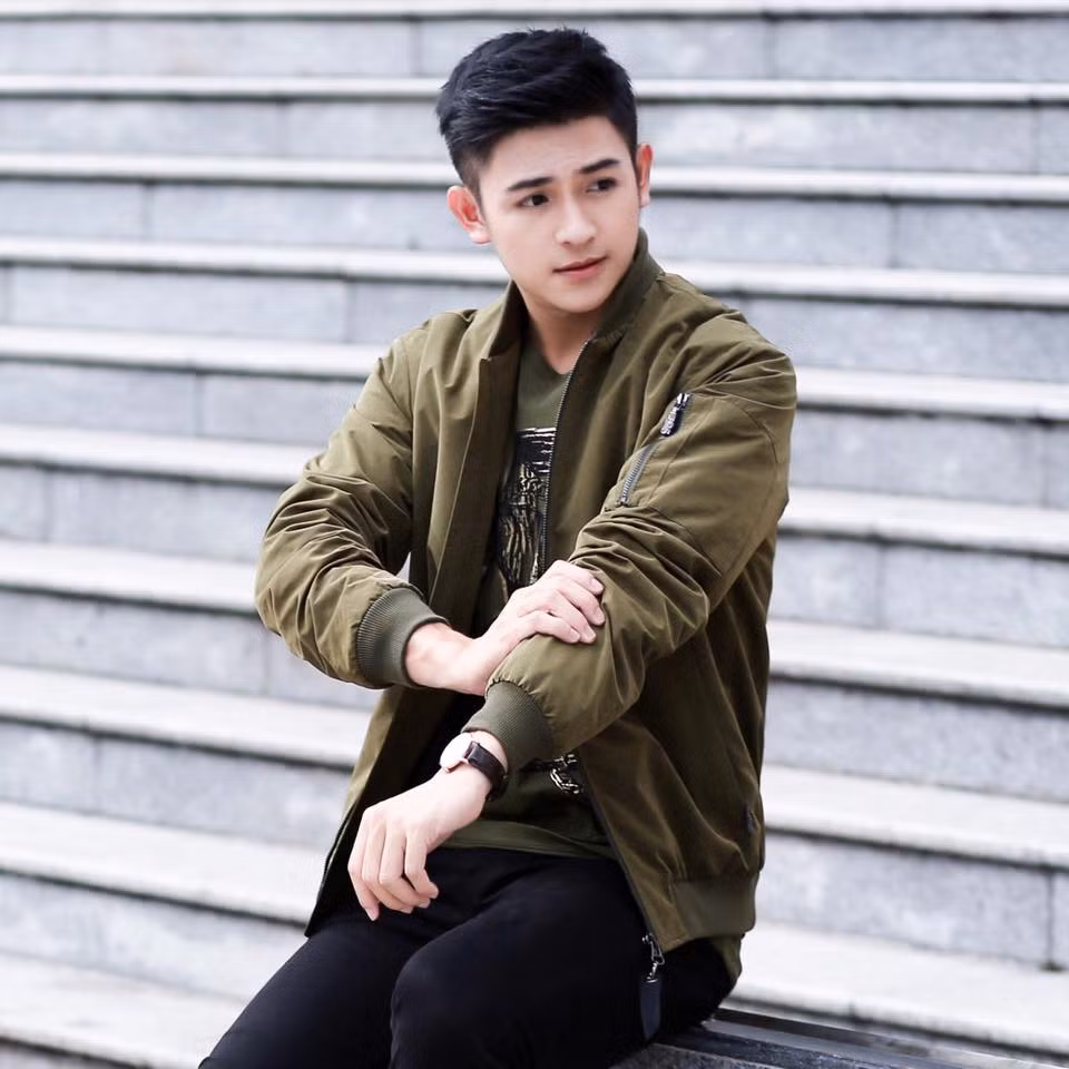 Gây được sự chú ý trong giới trẻ Việt bằng hình tượng đẹp trai như các ngôi sao Hàn, Nguyễn Hải Dương, hot boy phát thanh viên điển trai đang khiến nhiều chị em đứng ngồi không yên mỗi khi xuất hiện trên truyền thông hay đăng ảnh qua mạng xã hội. Mới đây, thông tin anh chàng bất ngờ kết hôn đang làm dư luận xôn xao, không ít cô gái tỏ ra hụt hẫng và tiếc nuối khi chiêm ngưỡng ảnh cưới của anh chàng này.