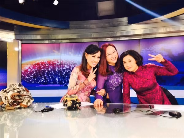 Nhóm 3 nữ BTV, MC xinh đẹp cùng tạo dáng pose hình siêu nhí nhố. Ảnh trong bài: Tổng hợp từ Facebook.