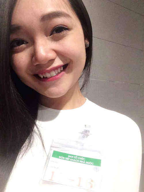 Ngoài bảng thành tích học tập đáng nể, cô bạn còn khiến nhiều nam sinh trường Nhân văn thương nhớ nhờ nụ cười tươi tắn, rạng rỡ và đôi mắt long lanh.