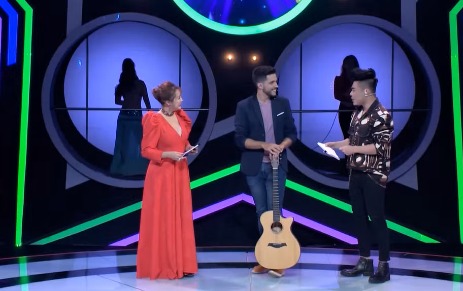 Phi Thanh Van lan dau lam MC da gay phan cam vi hanh dong nay-Hinh-6