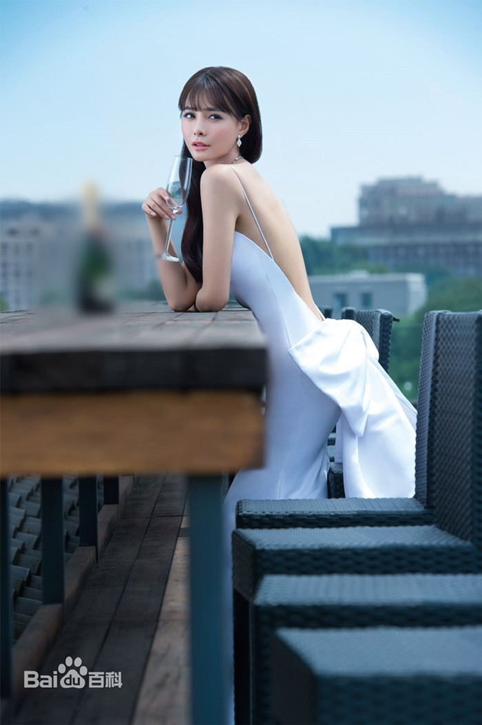 Đặc biệt, nhờ gương mặt "hao hao" bà xã Huỳnh Hiểu Minh, Thẩm Mộng Thần còn được mệnh danh là "bản sao Angelababy".