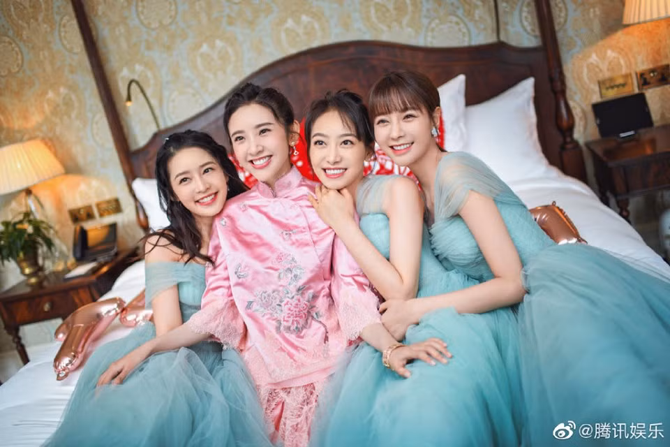 Dàn phù dâu xinh đẹp lấn át cả cô dâu là mỹ nhân phim “Tây du ký” - Hình 2 Dan phu dau xinh dep lan at ca co dau la my nhan phim “Tay du ky”-Hinh-2