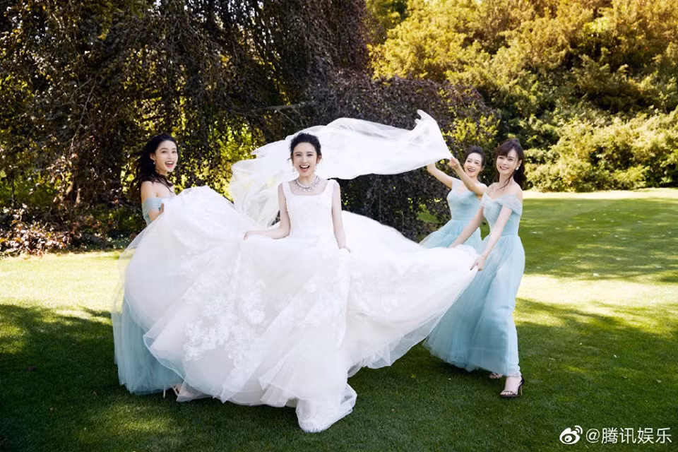 Đặc biệt là nhan sắc xinh đẹp của dàn phù dâu khiến dư luận hết lời khen ngợi. Đảm nhận vai trò phù dâu cho cô dâu Đường Nghệ Hân có Victoria f(x) Tống Thiến, Thẩm Mộng Thần và Lý Thấm.