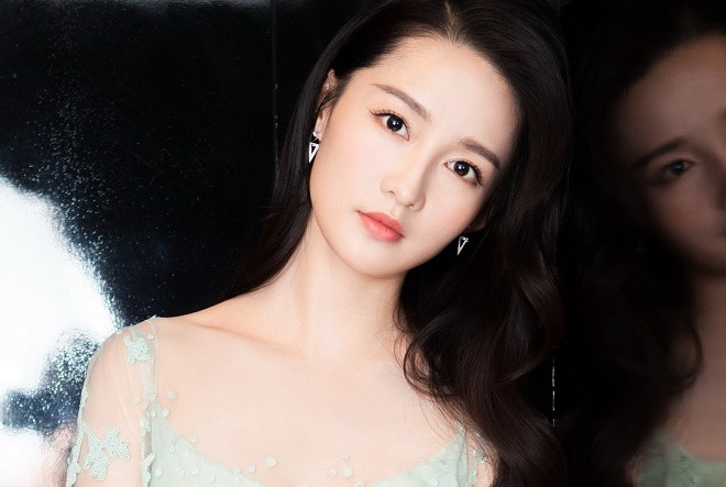 Xinh đẹp, tài năng và có đời tư trong sạch, Lý Thấm có niều người theo đuổi. Trong đó có hai ngôi sao đình đám là Lý Dịch Phong và Dương Dương.