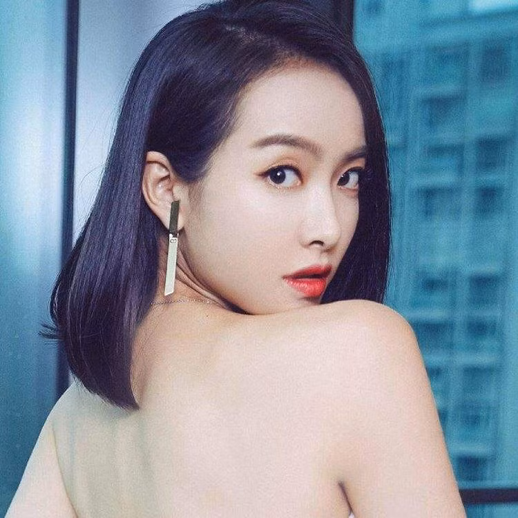 Ngoài ra, Tống Thiến cũng tham gia nhiều chương trình truyền hình. Sở hữu gương mặt xinh đẹp và đa tài, Tống Thiến nhận được nhiều yêu mến từ khán giả. Cô liên tục lọt top những cái tên được tìm kiếm nhiều nhất và là 1 trong 10 nhân vật nổi bật trên Weibo.