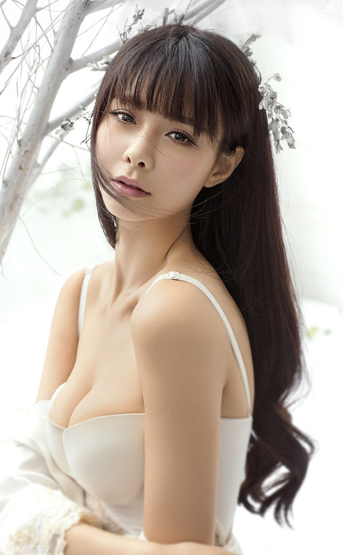 Phù dâu thứ hai trong đám cưới của Đường Nghệ Hân chính là "Thánh nữ vòng một" Thẩm Mộng Thần.