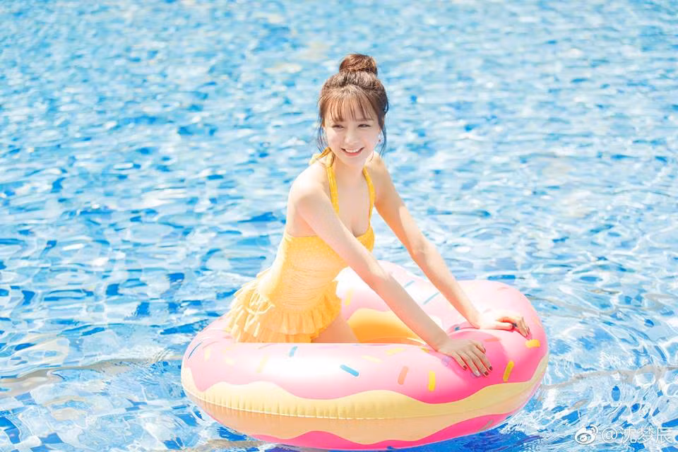 Năm 2017, cô tham gia đoàn phim "Tân Long Môn khách sạn" đóng cùng Thích Vy và Mã Khả. Ngoài ra cô còn góp mặt trong bộ phim cổ trang "Trùng nhĩ truyện", "Bạn trai tuyệt vời của tôi", "Lời nói dối của người vợ", " Căn hộ tân hôn"...