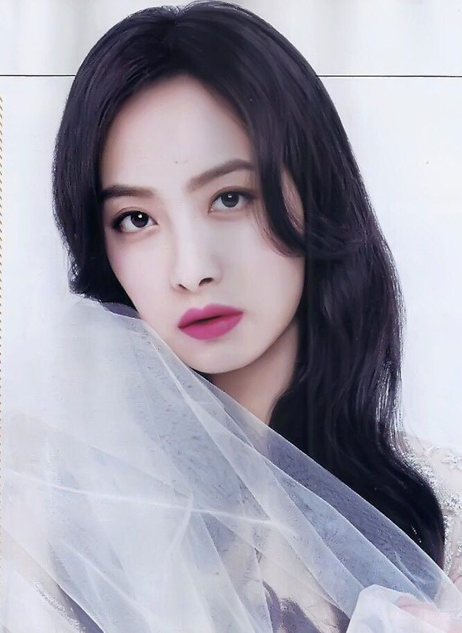 Ở Trung Quốc, Tống Thiến hoạt động nghệ thuật tự do chứ không đầu quân cho công ty giải trí nào.