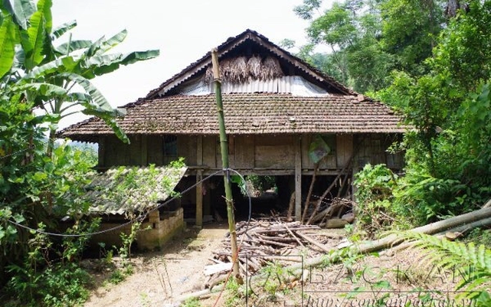  Nghi vấn bé gái 7 tuổi ở Bắc Kạn bị anh họ hiếp dâm: Ngày 21/6, Công an tỉnh Bắc Kạn cho biết đang điều tra, làm rõ về việc bé gái Đ.T.L., sinh ngày 8/10/2015 bị chính anh họ của mình là T. T. V, (sinh năm 2007, trú tại huyện Chợ Đồn, tỉnh Bắc Kạn) thực hiện hành vi hiếp dâm xảy ra tại thôn Bằng Viễn 1, xã Phương Viên, huyện Chợ Đồn.