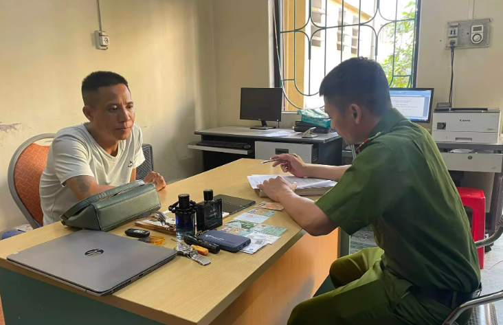  Bắt "siêu đạo chích" thực hiện hơn 20 vụ trộm: Phạm Văn Dũng (SN 1979, ở phường Tứ Minh, TP Hải Dương) đã thực hiện hơn 20 vụ trộm cắp tài sản tại hai phường Tứ Minh và Thanh Bình (TP Hải Dương), lấy đi nhiều hàng hiệu của chủ nhà tổng giá trị khoảng 200 triệu đồng. Ngày 21/6, Công an TP Hải Dương cho biết đã khởi tố bị can, bắt tạm giam Dũng. 