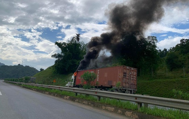 Xe container chay du doi tren cao toc Noi Bai - Lao Cai-Hinh-2