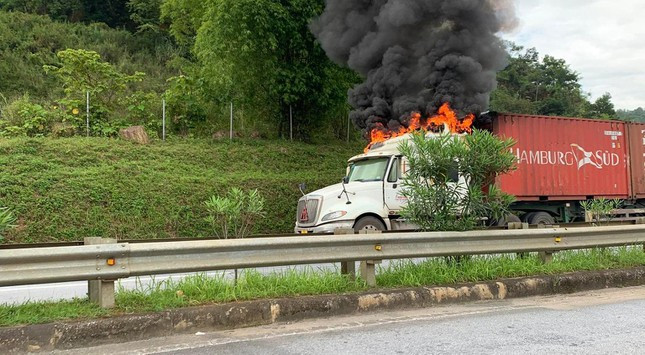 Xe container chay du doi tren cao toc Noi Bai - Lao Cai