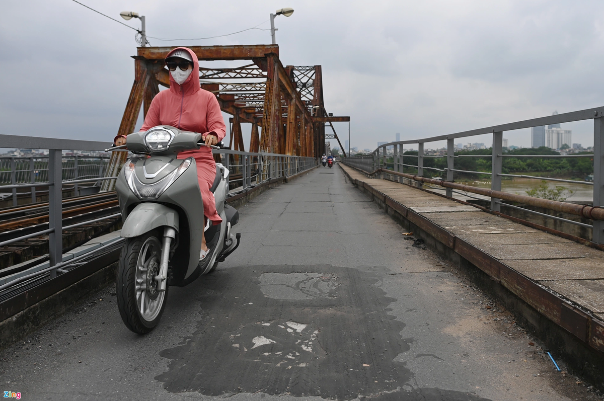 Trước đó ngày 28/5, mặt cầu xuất hiện một lỗ thủng lớn gây nguy hiểm cho người đi đường, đơn vị quản lý cầu đã thay thế tấm bê tông ở vị trí thủng.