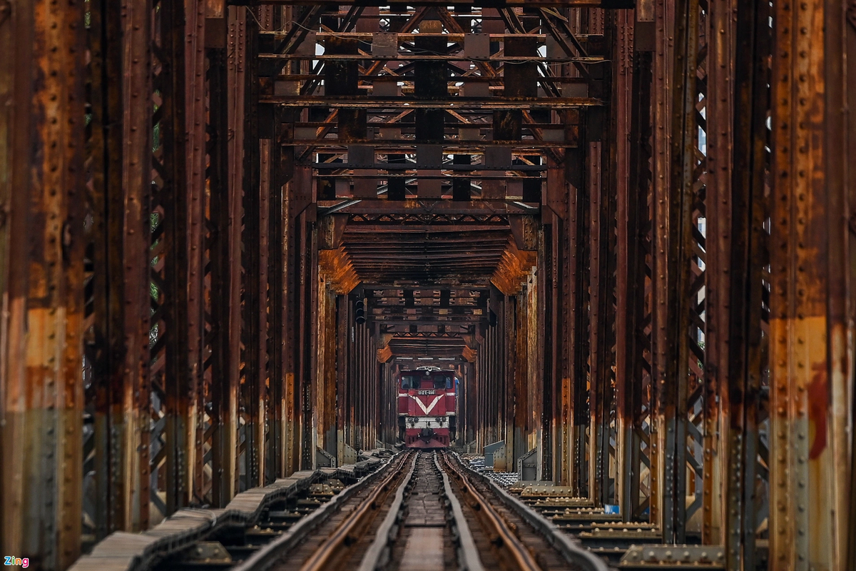 Bên cạnh đó, mỗi ngày vẫn có hàng chục lượt tàu hỏa qua lại cầu. Đây là tuyến đường ngắn nhất kết nối các tuyến đường sắt Hà Nội - Hải Phòng, Hà Nội - Lạng Sơn với đường sắt quốc gia đi xuyên tâm nội đô Hà Nội.