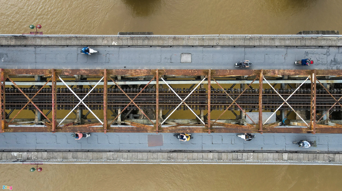 Nhìn từ trên cao, hàng chục tấm đan nằm ở cả hai bên đường đều đã bị nứt vỡ khiến mặt đường không bằng phẳng.