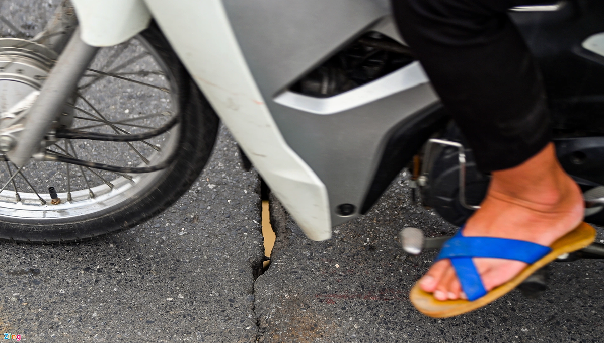 Nhiều vị trí trên bề mặt cầu xuất hiện các lỗ hổng to, vết nứt dài thấy rõ được nước dưới lòng sông Hồng.