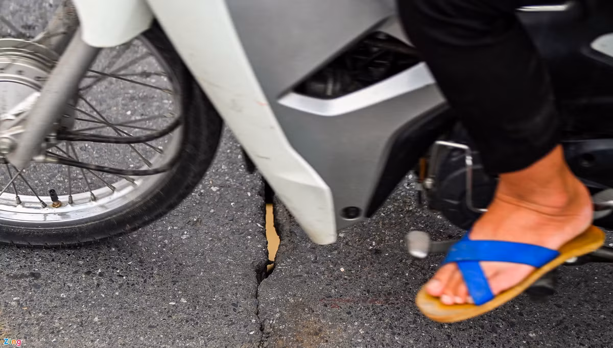 Nhiều vị trí trên bề mặt cầu xuất hiện các lỗ hổng to, vết nứt dài thấy rõ được nước dưới lòng sông Hồng.