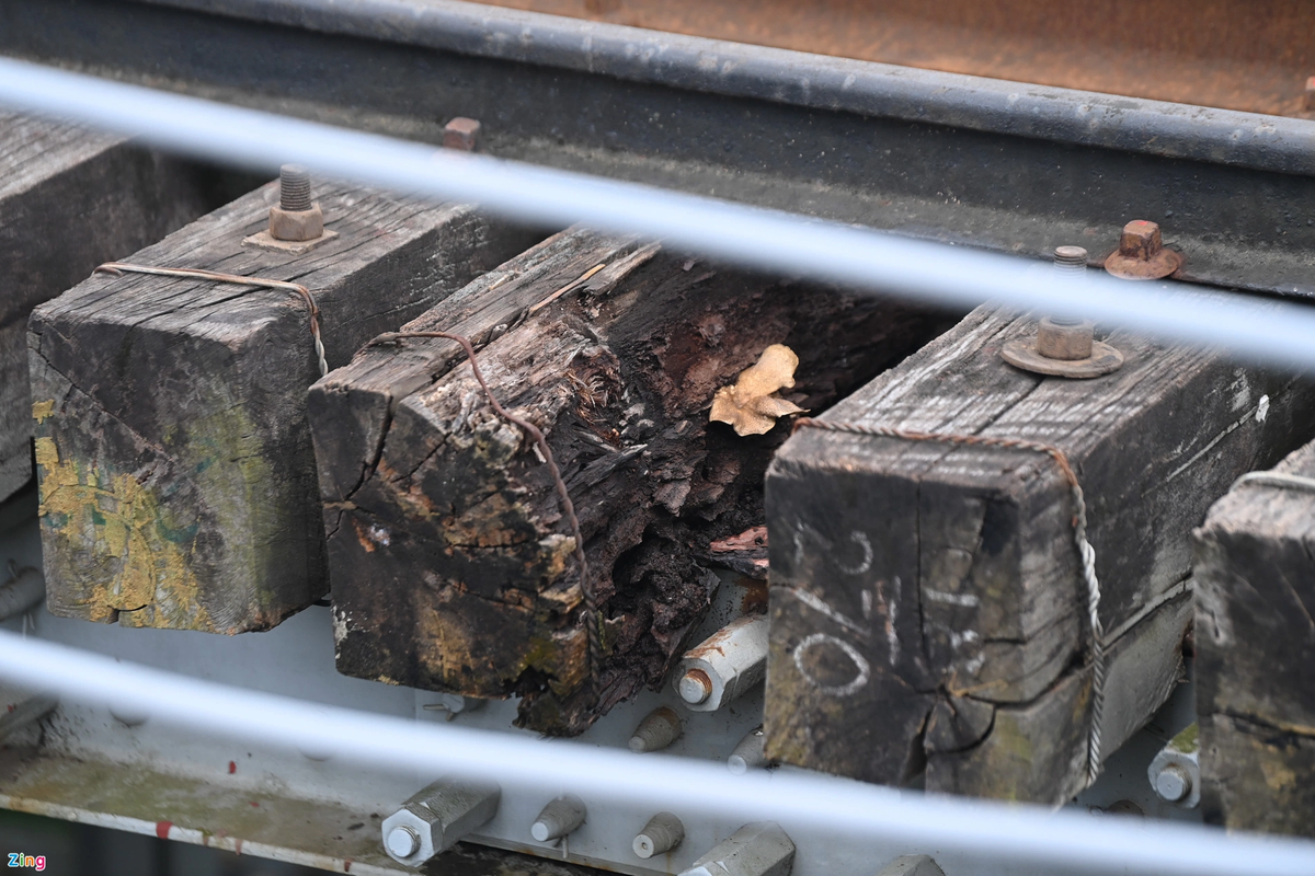 Cũng giống như làn đường dành cho người đi xe máy, đường ray tàu hỏa trên cầu Long Biên đang xuống cấp nghiêm trọng, một số thanh tà vẹt gỗ không còn nguyên vẹn.