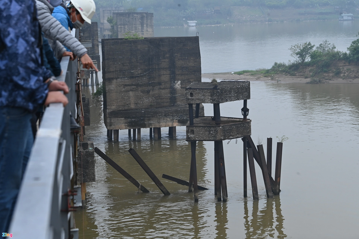 Cầu Long Biên có 8 trụ chống va đập để bảo vệ cầu khỏi tình trạng bị tàu, thuyền đâm va thì nay có một trụ mố 16A đã bị hư hỏng hoàn toàn nhưng vẫn chưa được xây mới.
