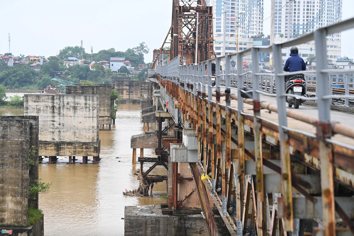 Tương tự là hệ thống lan can, thành cầu