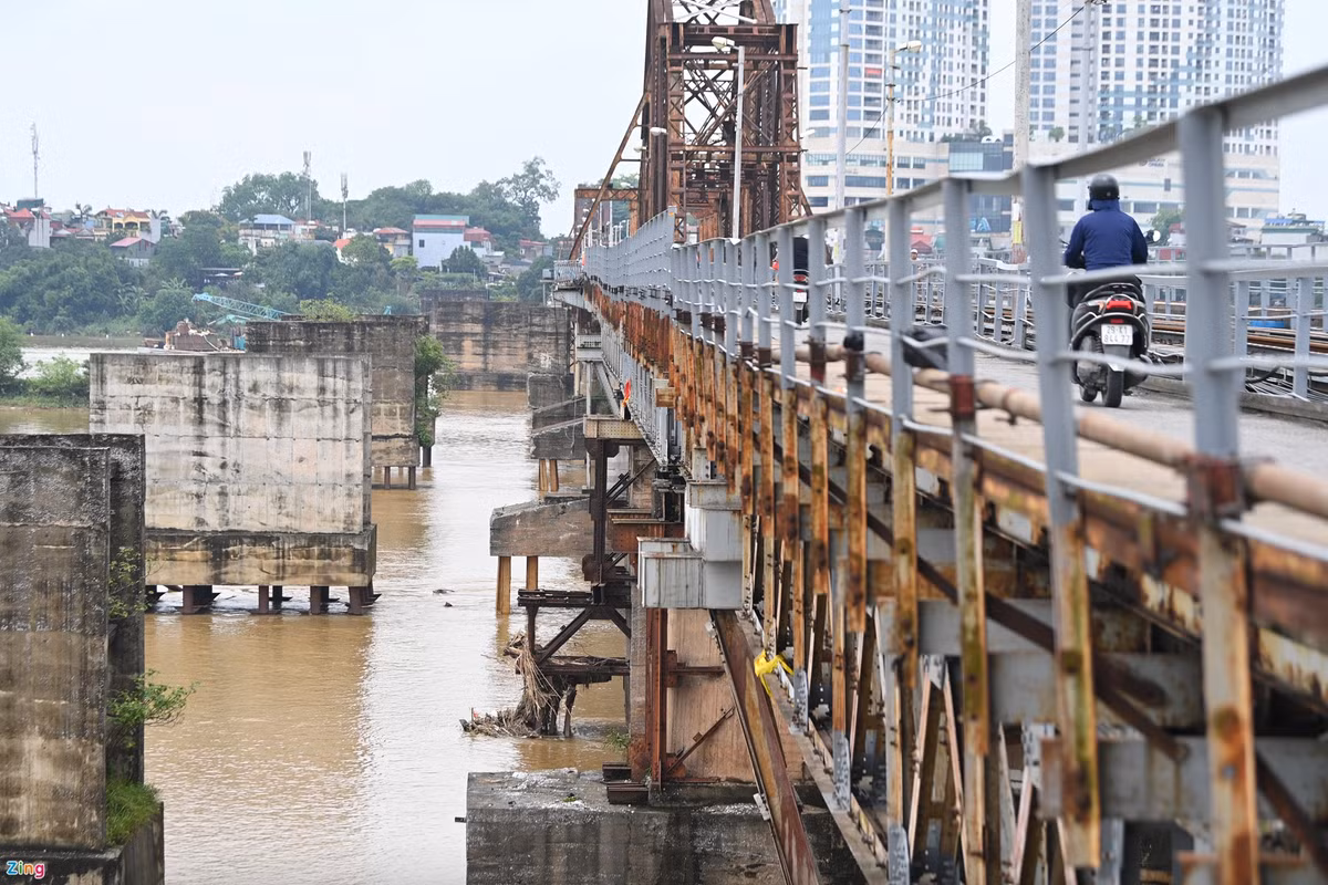 Tương tự là hệ thống lan can, thành cầu