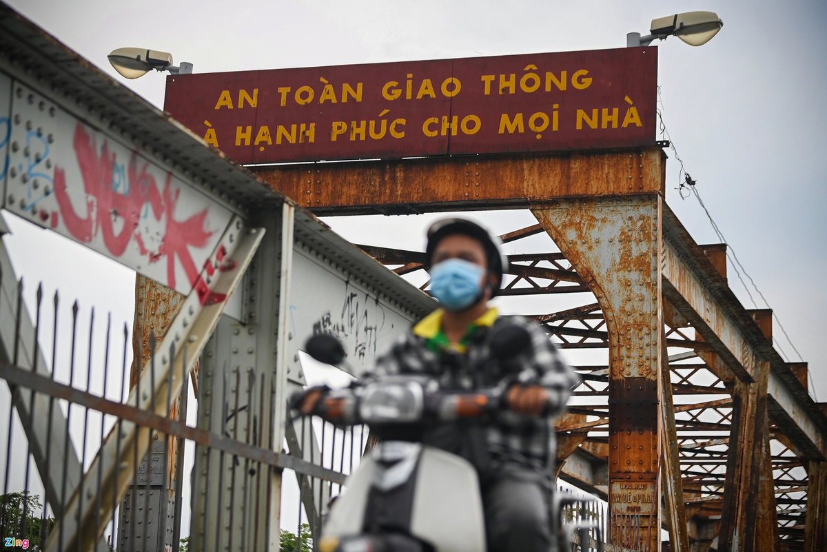 Theo ông Nguyễn Quốc Vượng, Giám đốc Công ty cổ phần đường sắt Hải Hà (đơn vị quản lý, duy tu cầu Long Biên), bước đầu cơ quan chức năng nhận định nguyên nhân sự cố là kết cấu cầu Long Biên lâu ngày đã xuống cấp, việc sữa chữa, bảo dưỡng chưa đáp ứng được yêu cầu. Đồng thời, những ngày qua mưa lớn khiến tình trạng xuống cấp kết cấu cầu thêm phần nghiêm trọng.