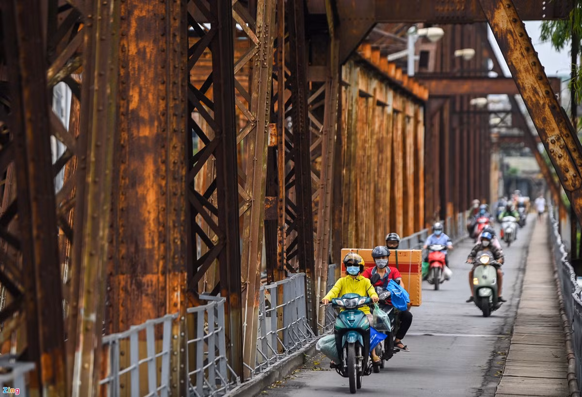 Những năm 1980 và trước đó cầu Long Biên chủ yếu phục vụ xe đạp, người đi bộ. Khi cầu Chương Dương quá tải, cây cầu trăm tuổi này phải cõng thêm hàng nghìn lượt xe máy mỗi ngày. Đây cũng là một trong những lý do khiến cầu xuống cấp nhanh.