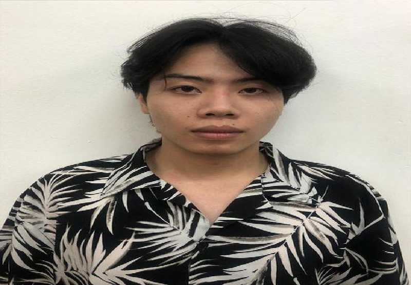  Không chốt cửa phòng trọ, thiếu nữ bị hiếp dâm: Nguyễn Quang Huy (SN 1999, quê Ninh Bình) ở trọ tại quận Cầu Giấy, Hà Nội khi đi qua phòng trọ bên cạnh thì thấy cửa phòng không chốt, mở cửa bên trong thấy chị N.T.Y (SN 2004) đang nằm ngủ một mình trong phòng nên đã hiếp dâm nạn nhân. Ngày 27/6, Công an quận Cầu Giấy cho biết đang tạm giữ Huy để điều tra về hành vi hiếp dâm.