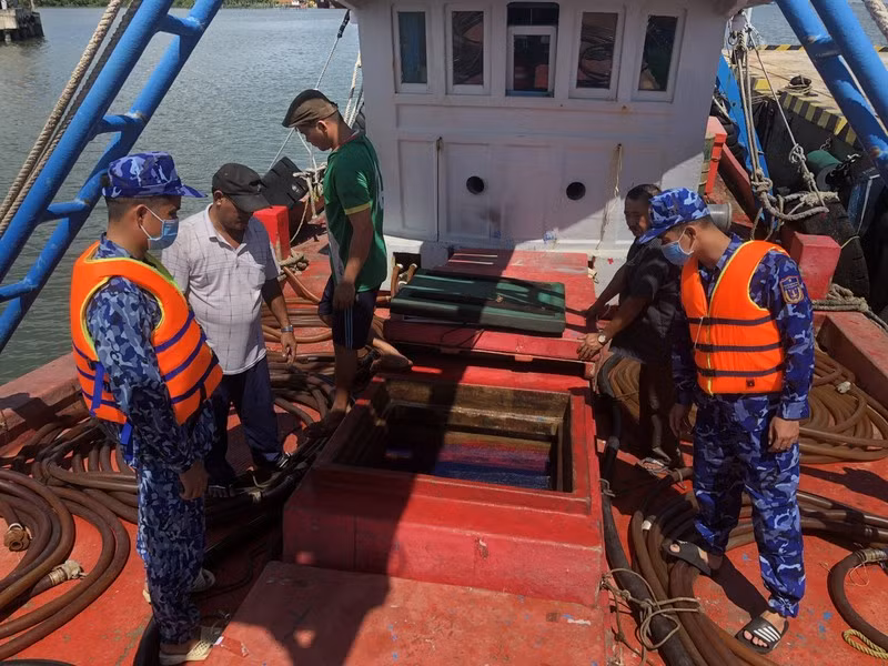  Bắt tàu chở 85.000 lít dầu DO lậu ở Bà Rịa - Vũng Tàu: Ngày 27/6, Bộ Tư lệnh Vùng Cảnh sát biển 3 cho biết, vừa bắt giữ tàu cá số hiệu TG 92008TS chở theo khoảng 85.000 lít dầu DO không rõ nguồn gốc. Ngoài ra, ông Nguyễn Ngọc Đức (thuyền trưởng) và các thuyền viên không có chứng chỉ chuyên môn theo quy định.