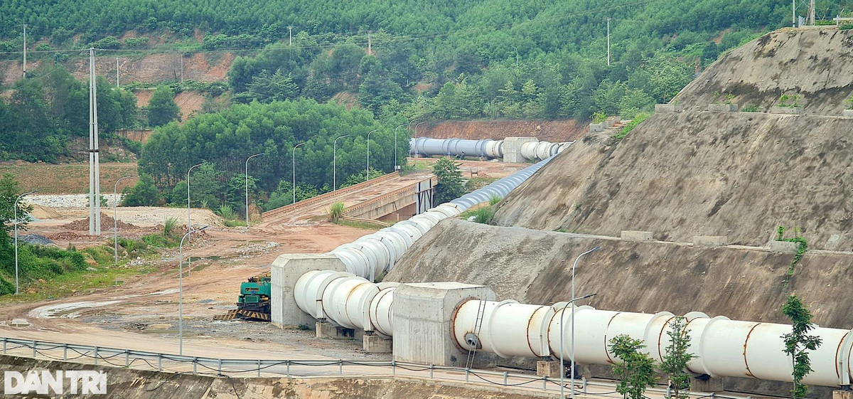 Đường ống lấy nước có đường kính 3m, dài gần 1km đang trong quá trình hoàn thiện.