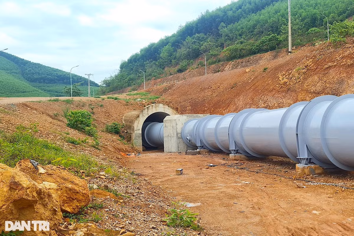 Đường ống dẫn nước xuyên núi, xuyên đường dài khoảng 200m, ngay trên trục chính đường vào đại công trường hồ chứa nước Bản Mồng đã hoàn thành được 95%. 