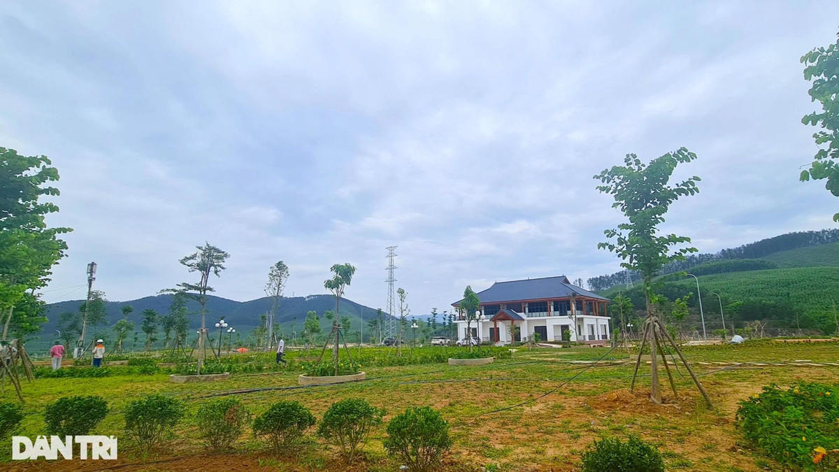 Nhà điều hành trung tâm - nơi cán bộ, công nhân viên ở để vận hành cống lấy nước, phục vụ trong việc tưới tiêu cho vùng hạ du. Bên cạnh đó, ở khu trung tâm này còn là nơi phát triển du lịch, tham quan cho du khách gần xa khi ghé thăm đại công trình thủy lợi Bản Mồng nằm ở miền Tây Nghệ An.