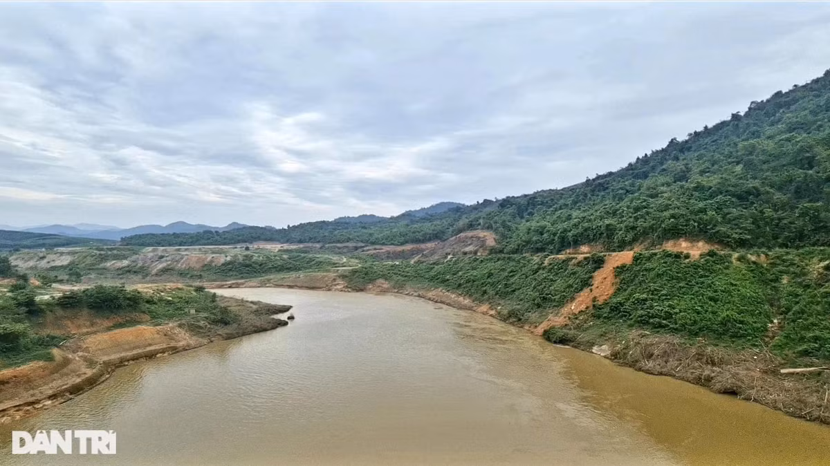 Vùng lòng hồ rộng lớn nằm trên thượng nguồn sông Hiếu. Đây là dự án thủy lợi đa mục tiêu, có tác động lớn về kinh tế, xã hội của miền Tây tỉnh Nghệ An.